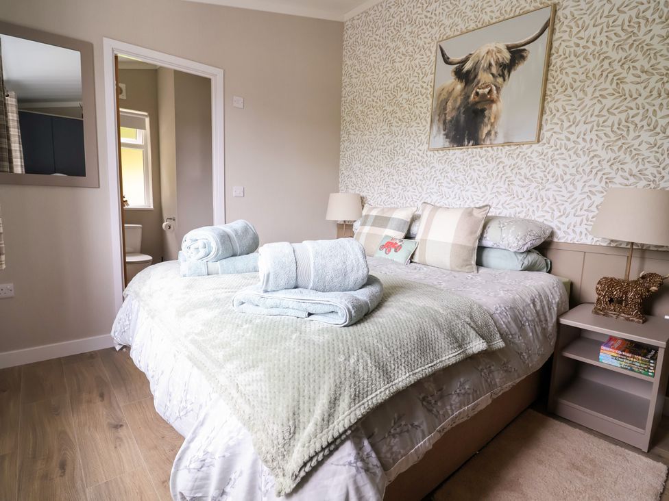 A bedroom with a bed and bedside table at Beach Lodge in Lloc