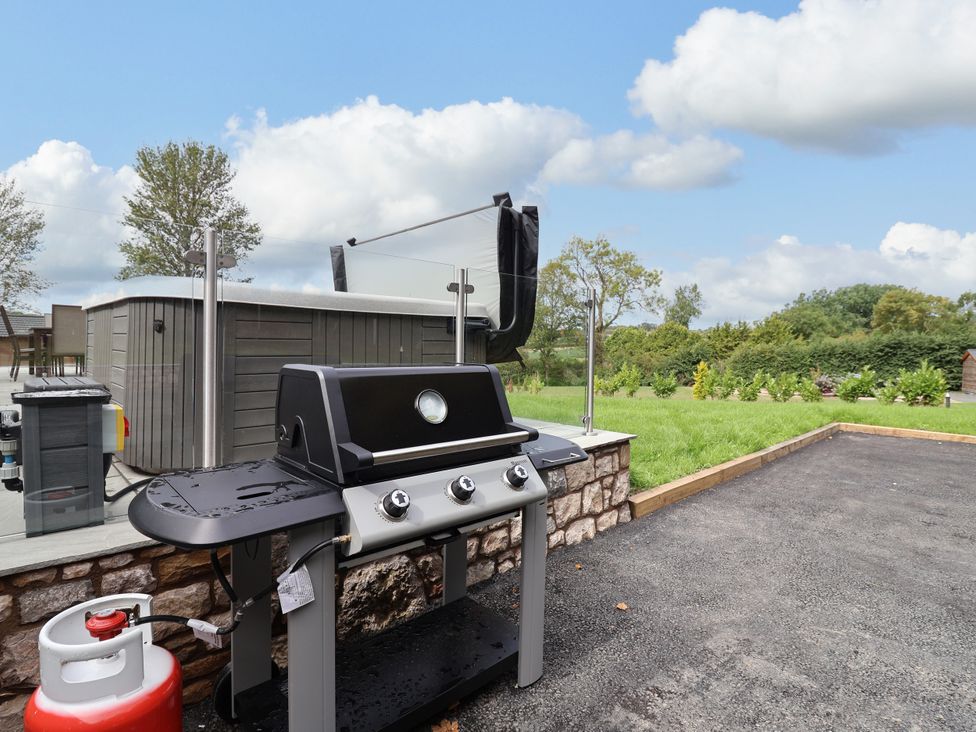 An outdoor space with a barbecue grill and propane tank at Beach Lodge Lloc