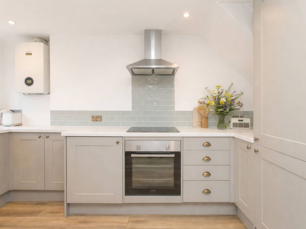 A kitchen with an oven and an extractor fan at 19 East Cliff Gardens, Folkestone