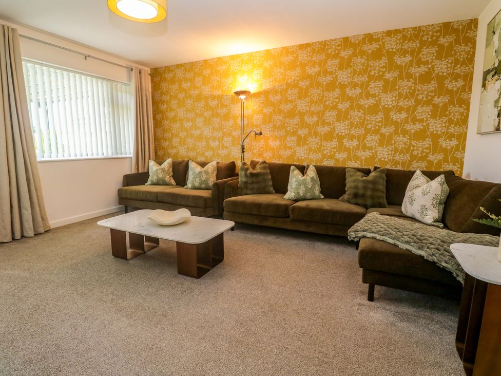 A living room with a couch and coffee table at Agan Paradhis in Quintrell Downs