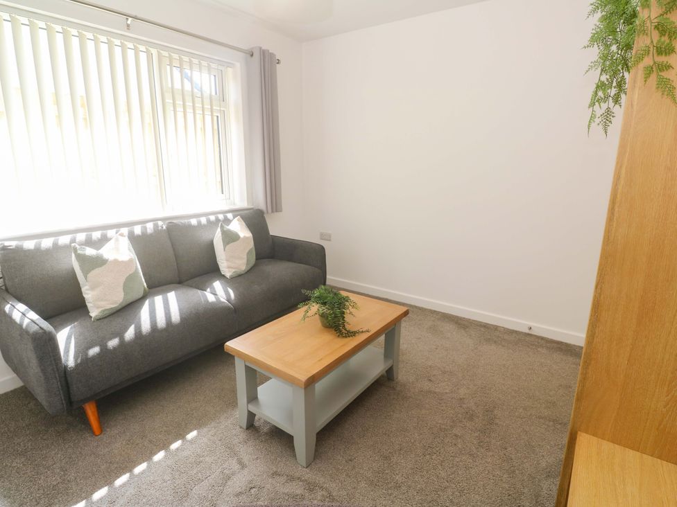 A living room with a sofa and coffee table at Agan Paradhis in Quintrell Downs