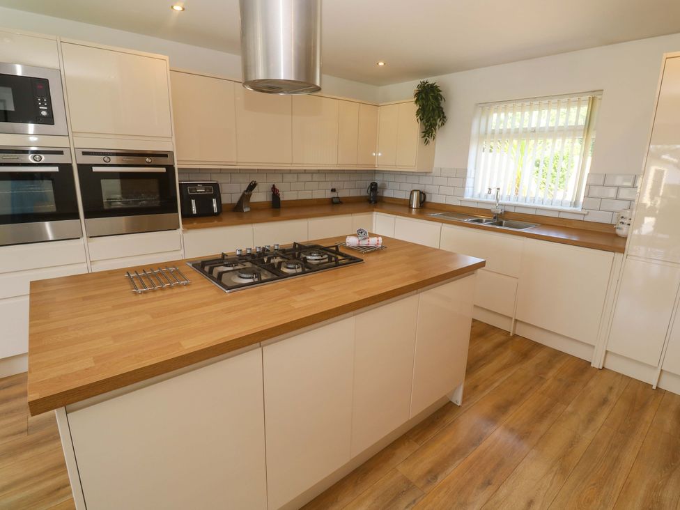A kitchen with a stove and ovens at Agan Paradhis in Quintrell Downs