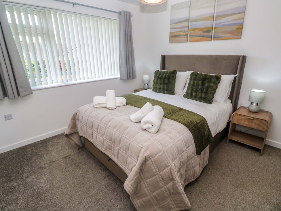 A bedroom with a bed and decorative pillows at Agan Paradhis in Quintrell Downs