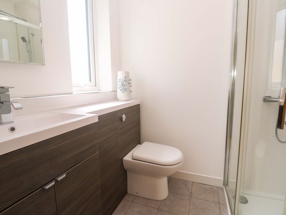 A bathroom with a toilet and sink at Agan Paradhis in Quintrell Downs