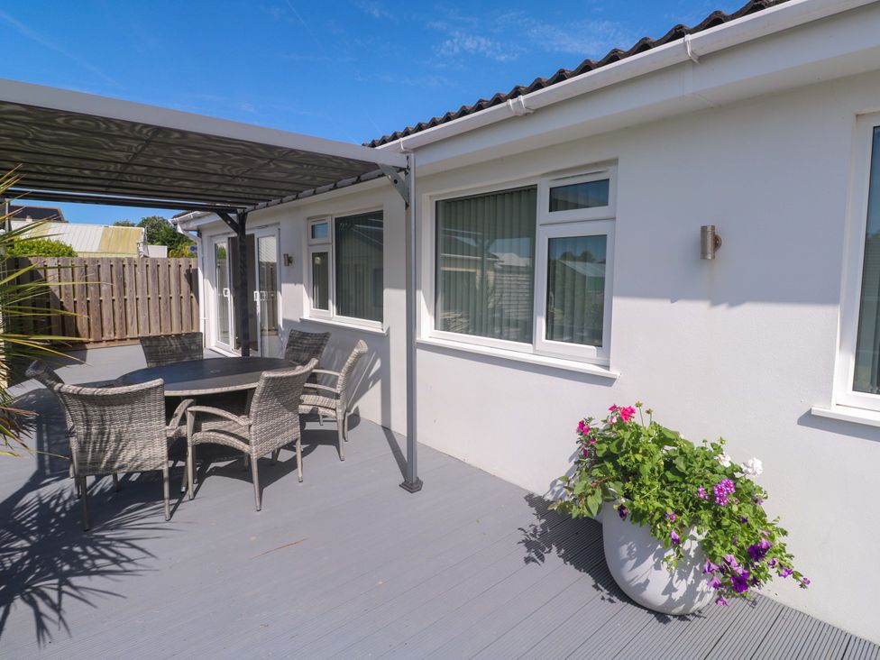 An outdoor area with a table and chairs at Agan Paradhis in Quintrell Downs