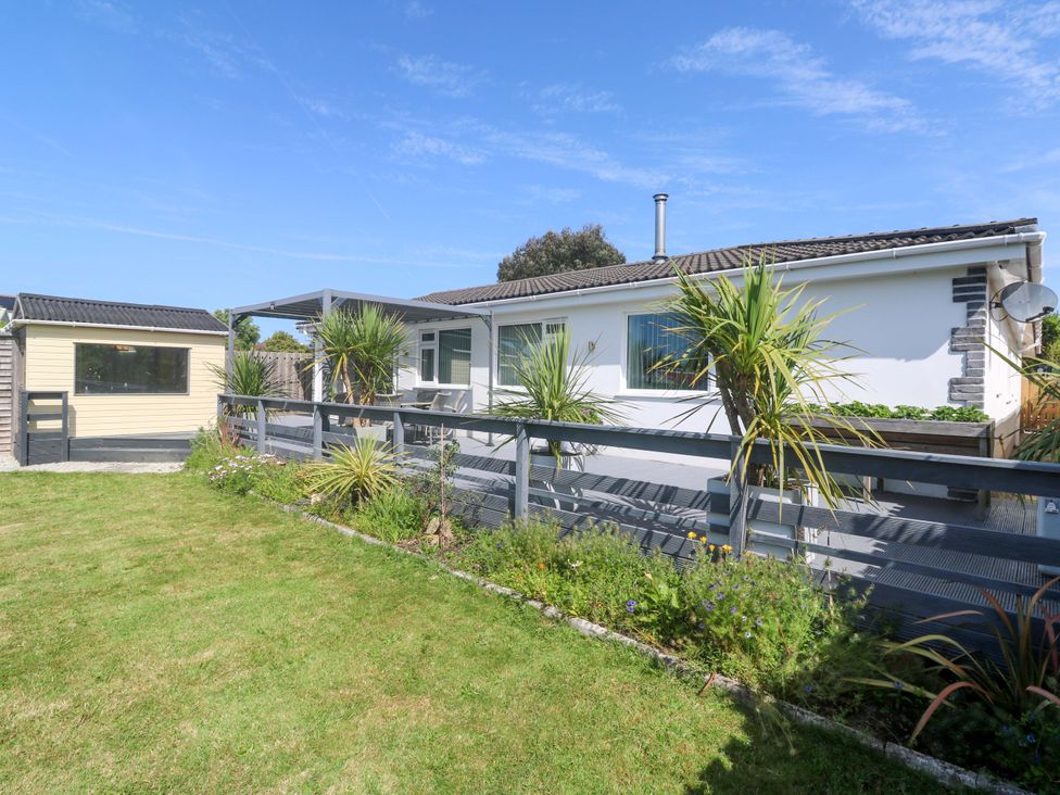 A house with a garden and fence at Agan Paradhis in Quintrell Downs