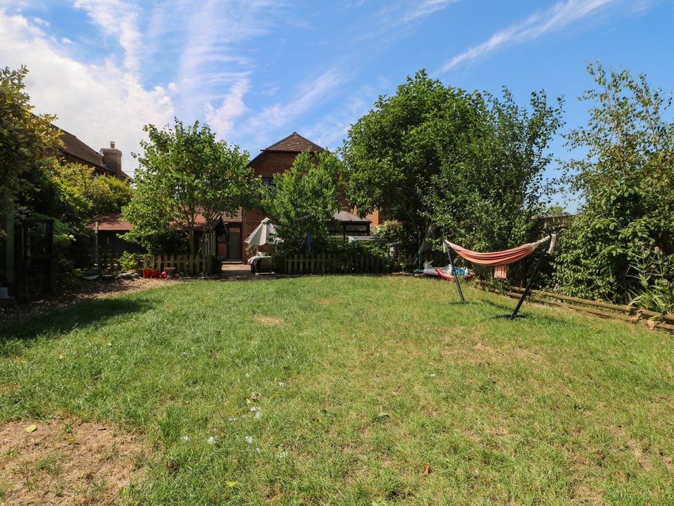 A garden with grass and a hammock at Taliesin in Hailsham