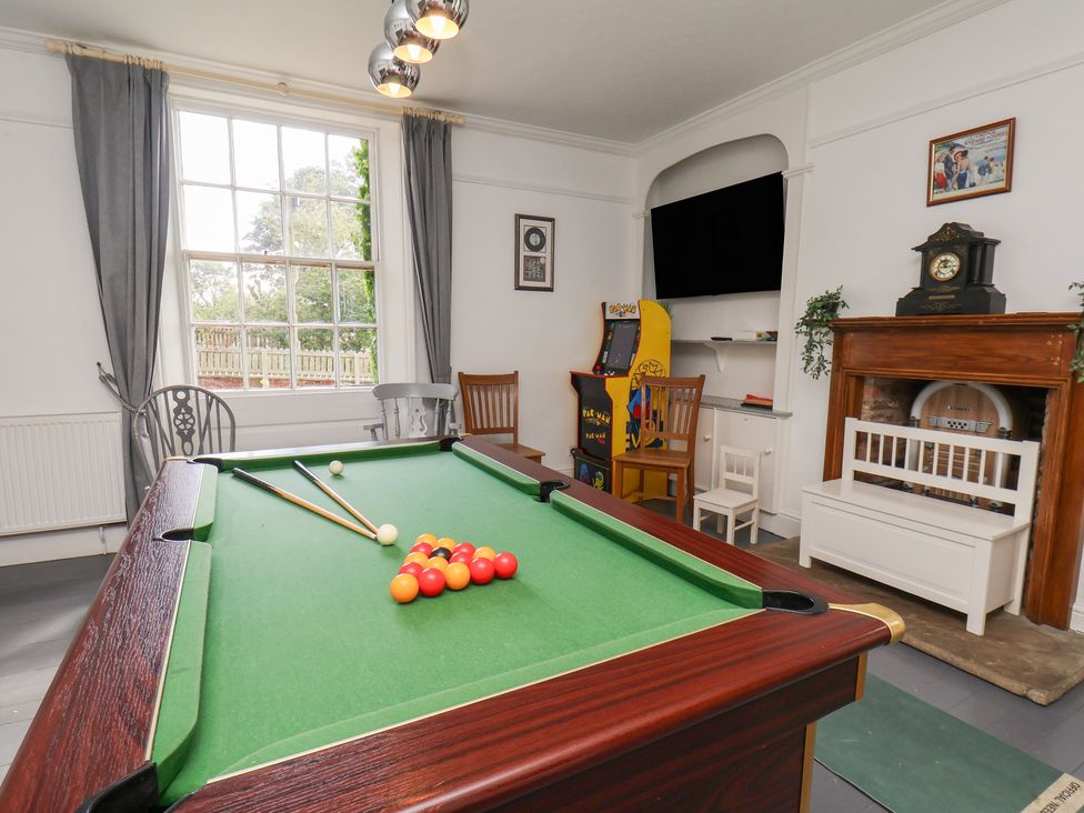 A games room with a pool table and arcade game at Reighton House in Reighton near Filey