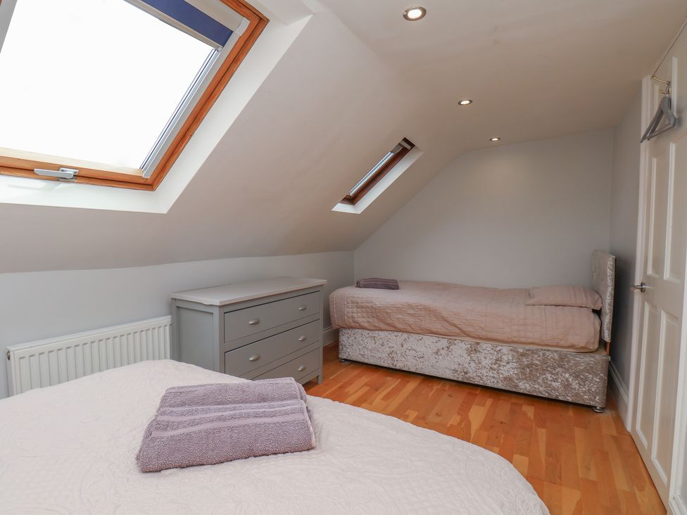 A bedroom with two beds and a drawer at Reighton House in Reighton near Filey