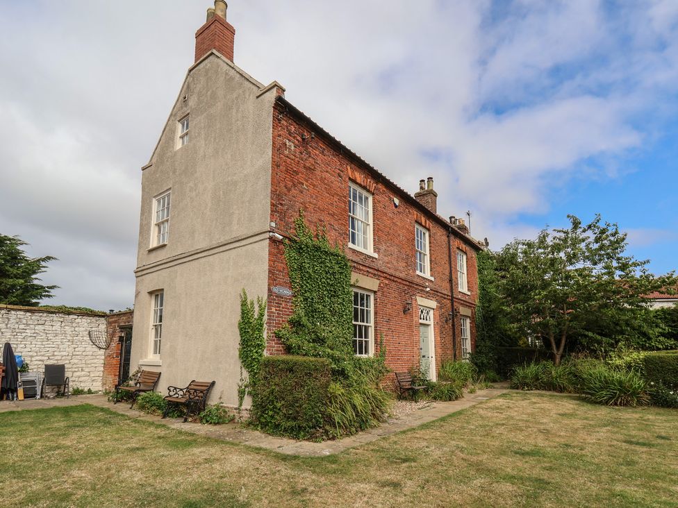 A house with garden and benches at Reighton House Reighton near Filey