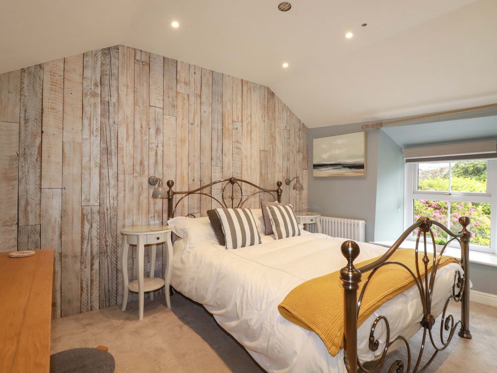 A bedroom with a bed and bedside tables at Seveock in Threemilestone
