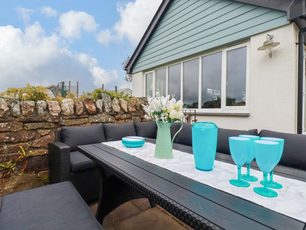 A garden seating area with table and chairs at Seveock in Threemilestone