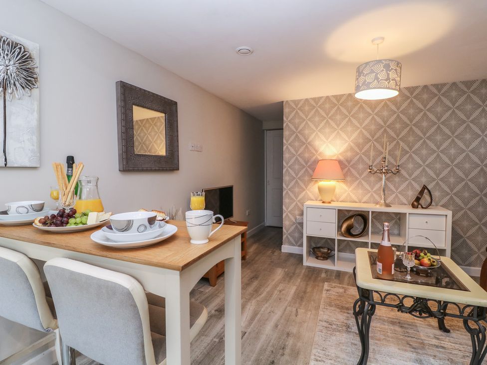 A dining area with a table and chairs at Herriots Bridge Cottage Annex in Bristol