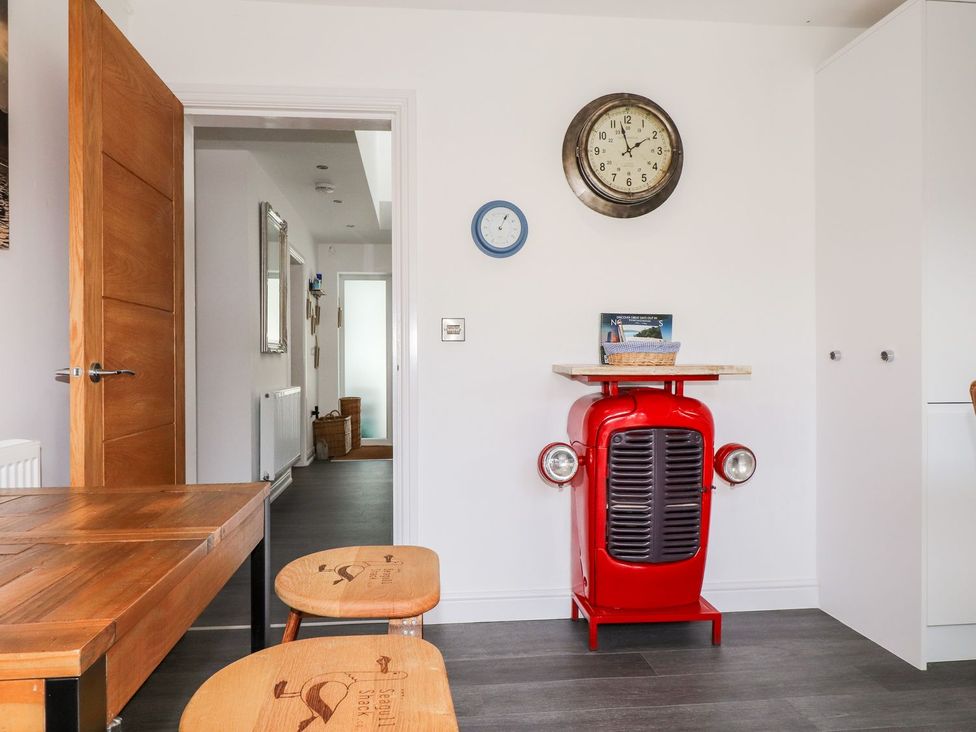 A kitchen with a red object serving as a table at Seagull Shack in Morfa Bychan