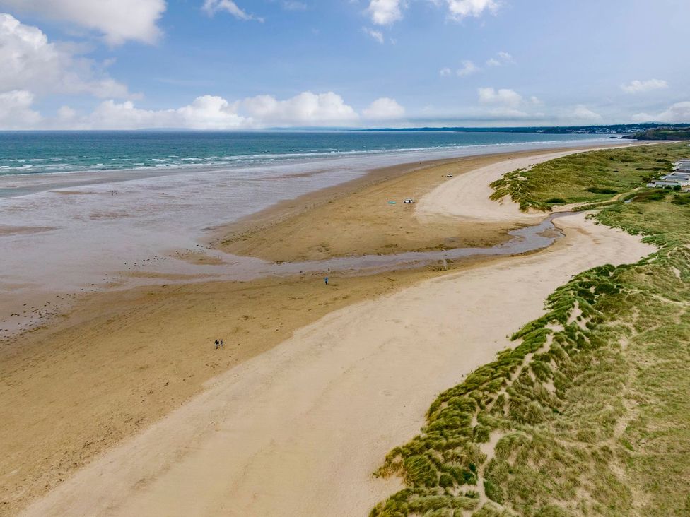 A beach with sand and dunes at Seagull Shack in Morfa Bychan