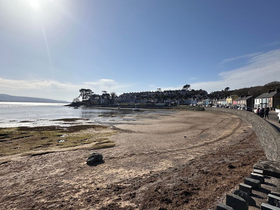 A beach with houses and water at Seagull Shack in Morfa Bychan