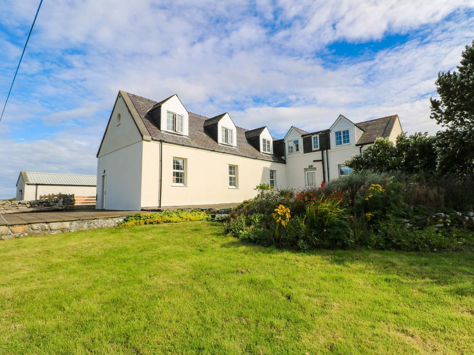 A house with a garden at Old School House Isle Of South Uist