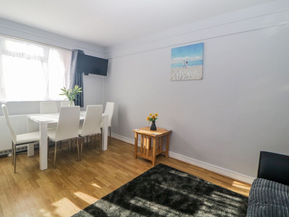 A dining room with a table and chairs at Devon Seaside Apartment in Paignton