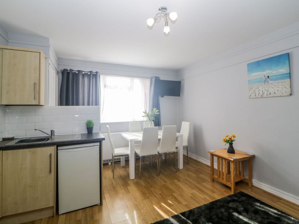 A dining area with a table and chairs at Devon Seaside Apartment in Paignton