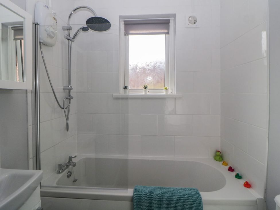 A bathroom featuring a shower over a bathtub at Devon Seaside Apartment in Paignton