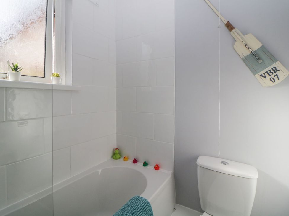A bathroom with a bathtub and a toilet at Devon Seaside Apartment in Paignton