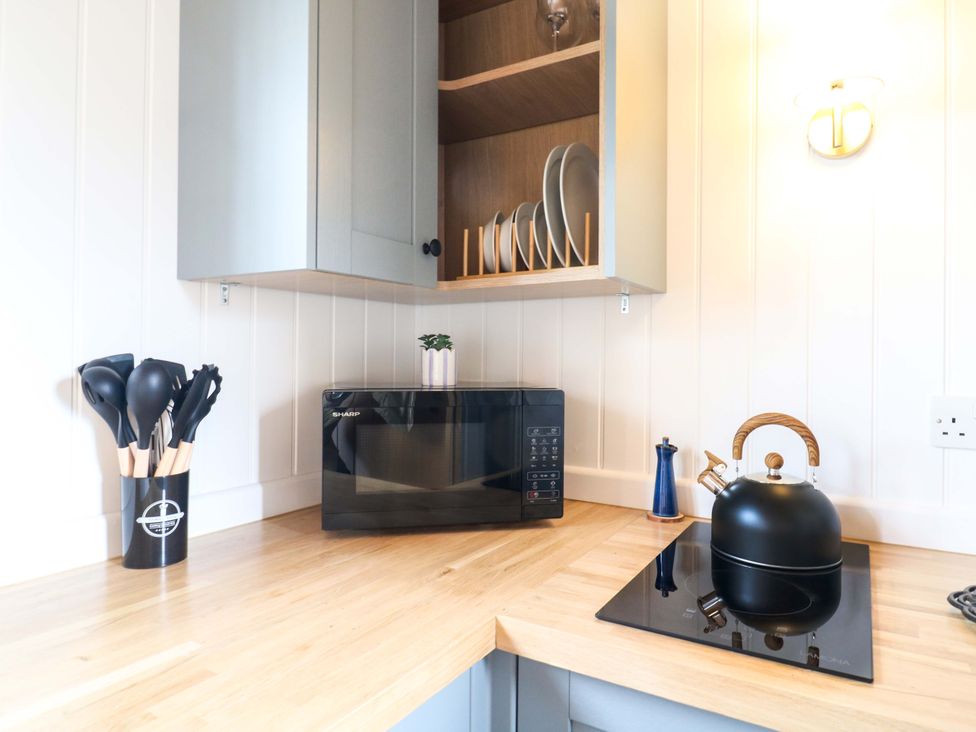 A kitchen with a microwave and kettle at The Kestrel in Cambridge