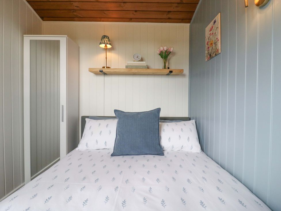 A bedroom with a bed and wardrobe at The kestrel in Cambridge