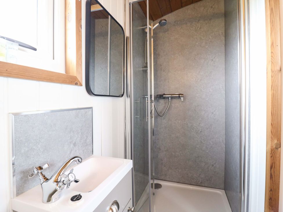 A bathroom featuring a sink and a shower at The kestrel in Cambridge