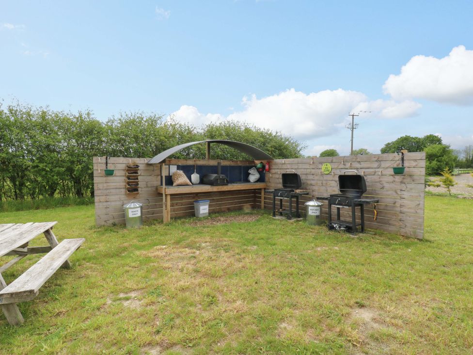 An outdoor space with a grill setup and seating area at The Kestrel in Cambridge