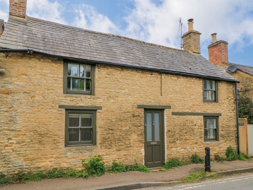 A cottage with windows and a door at Well Cottage in Charlbury
