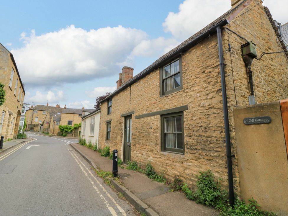 A stone cottage on the street at Well Cottage in Charlbury