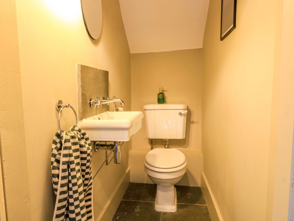 A bathroom with a sink and toilet at Well Cottage Charlbury