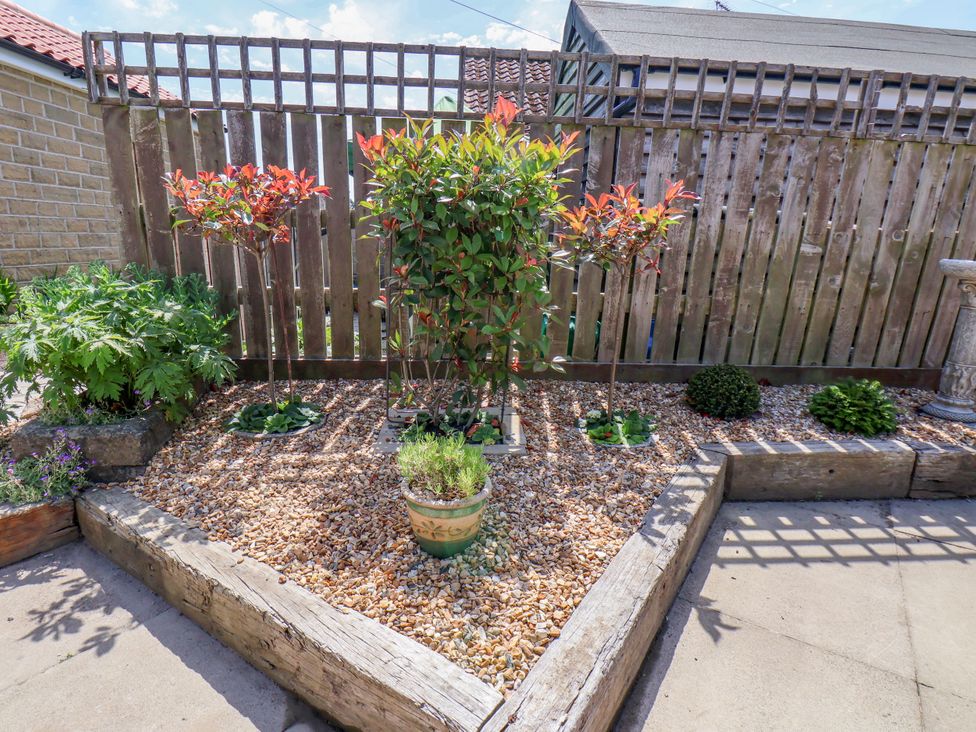 A garden with gravel and plants at Wheeldale Cottage in Goathland