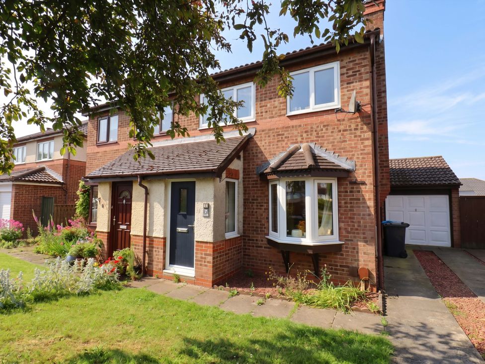 A two-story house with a garden at 7 Crestbrooke in Northallerton