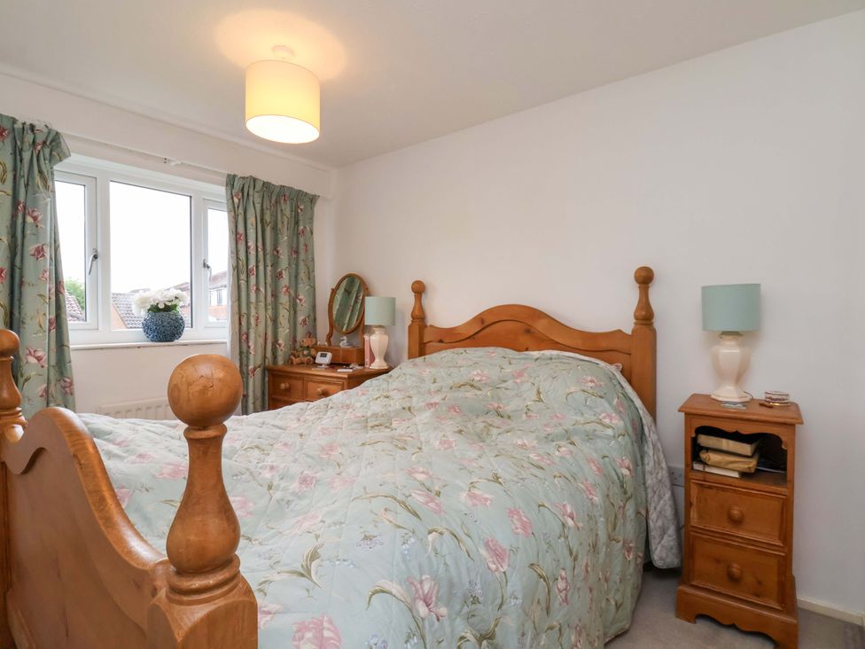A bedroom with a bed and two lamps at 7 Crestbrooke in Northallerton