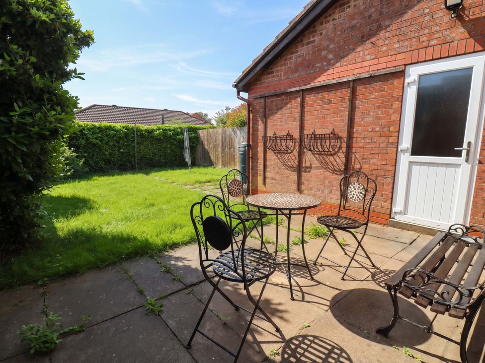A garden with a table and chairs at 7 Crestbrooke Northallerton