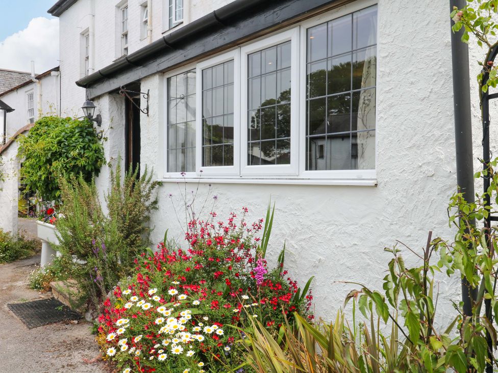 An outdoor area with flowers near a window at The Headmasters Quarters in Chudleigh