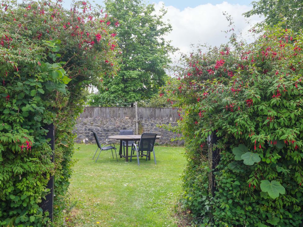 A garden with a table and chairs at The Headmasters Quarters in Chudleigh