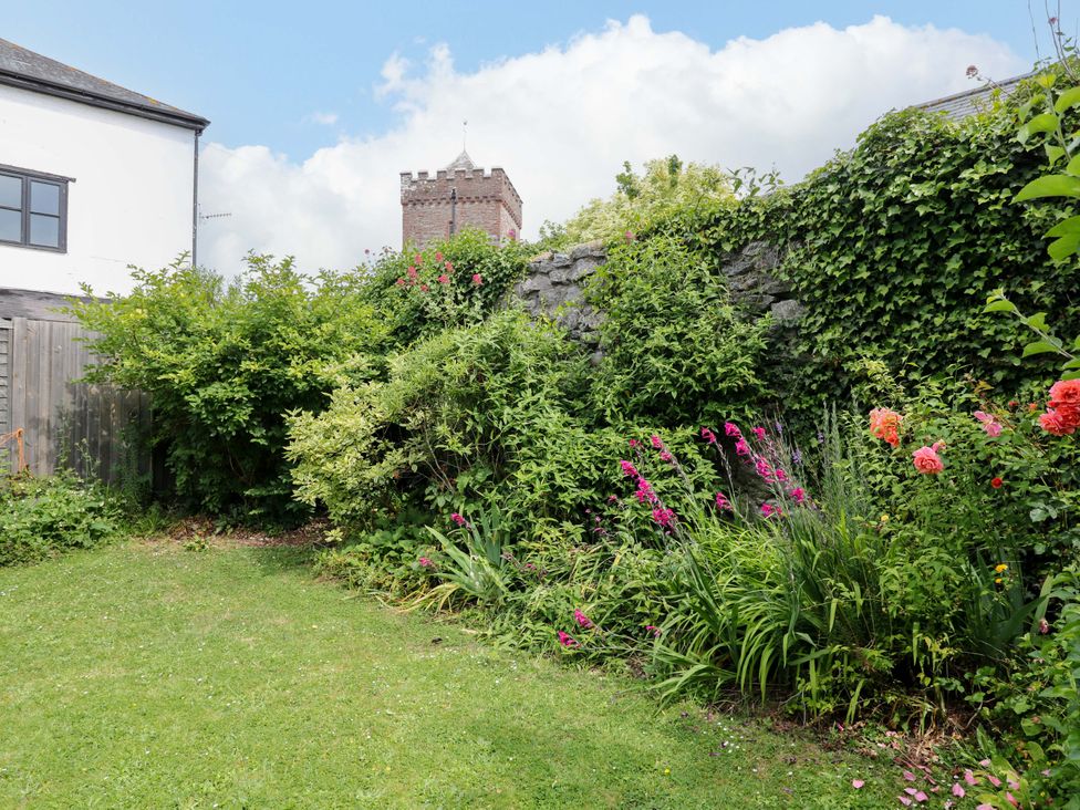 A garden with plants and flowers at The Headmasters Quarters in Chudleigh