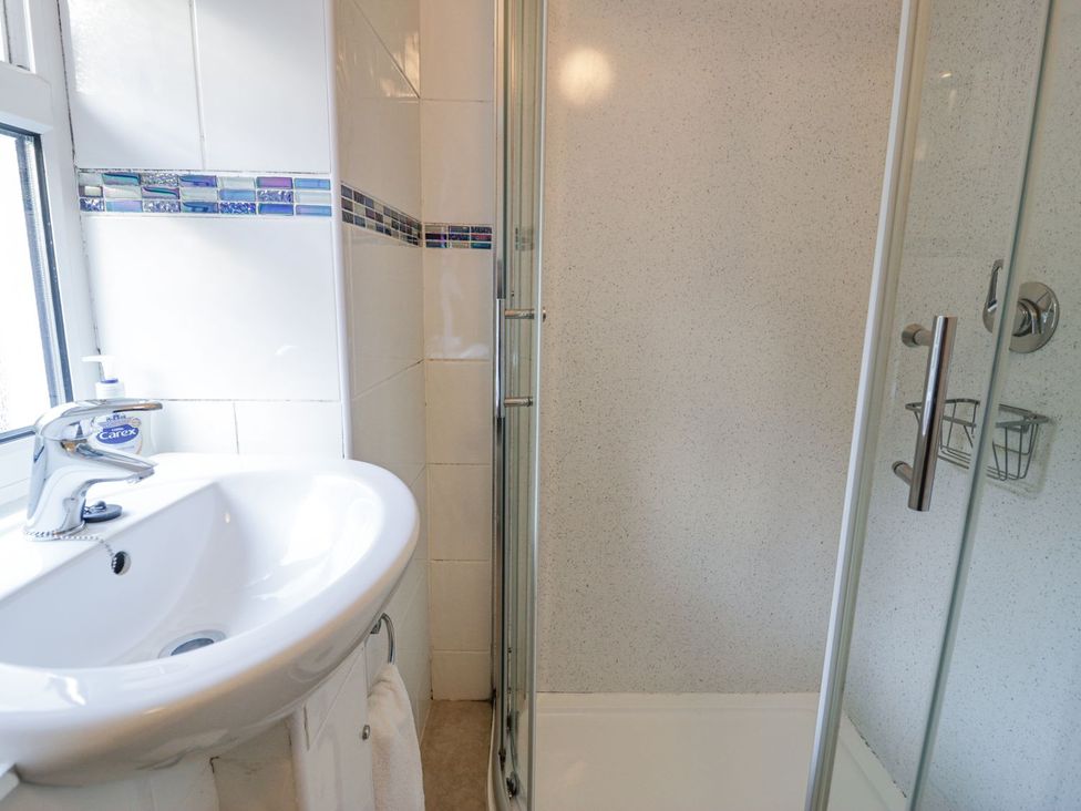 A bathroom with a washbasin and shower at Ty Gwyn in Aberdovey