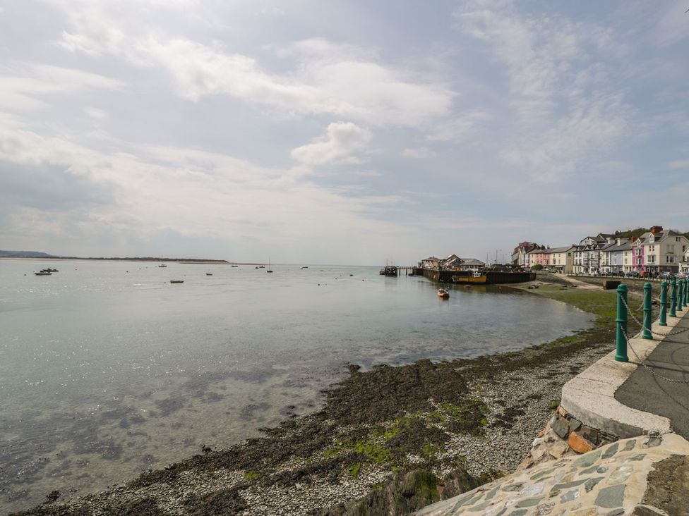 A view of the shoreline and boats at Ty Gwyn in Aberdovey
