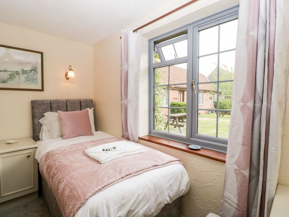 A bedroom with a single bed and a window at Oak Tree in Weston-super-Mare