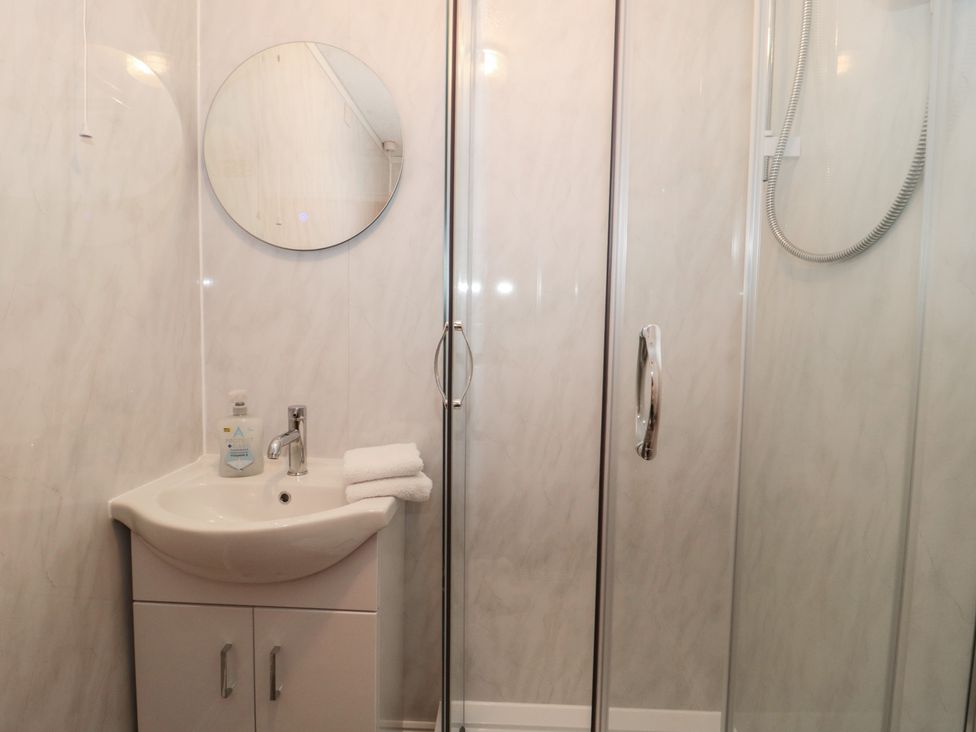 A bathroom with a sink and shower at Oak Tree in Brean
