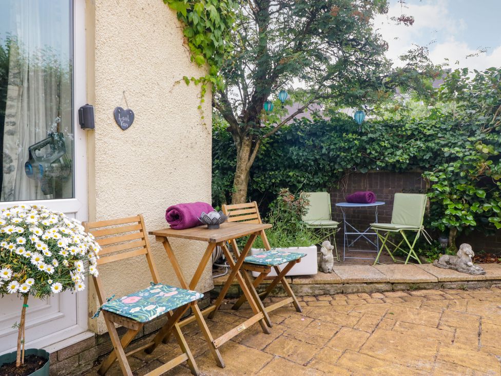 A garden area with a table and chairs at La'al Yan in Branthwaite
