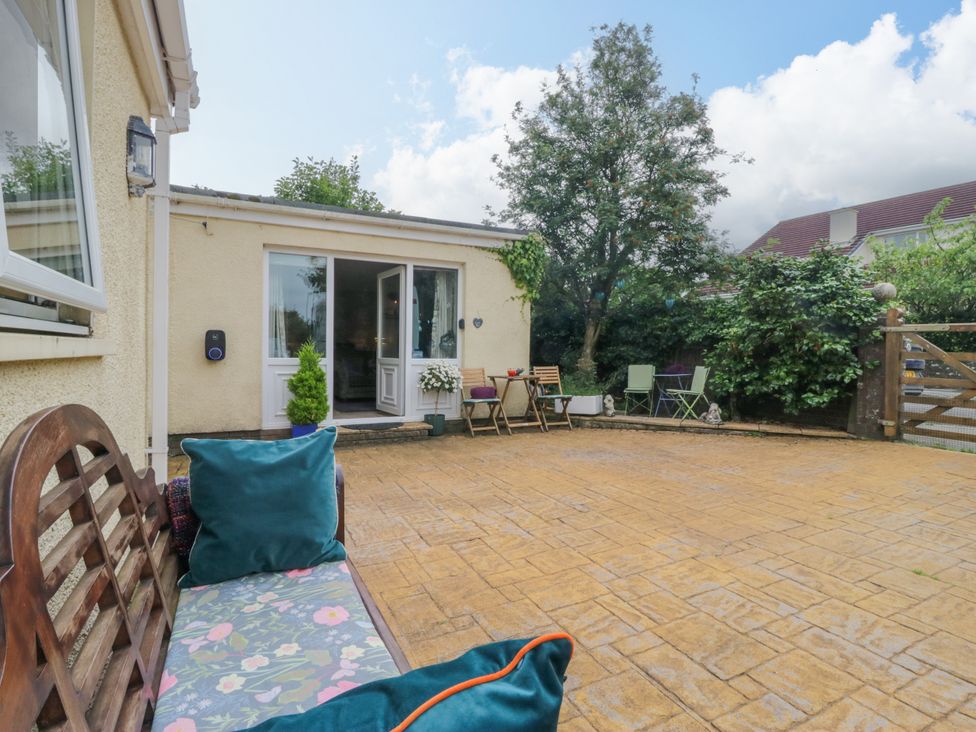 A garden with outdoor seating and plants at La'al Yan in Branthwaite
