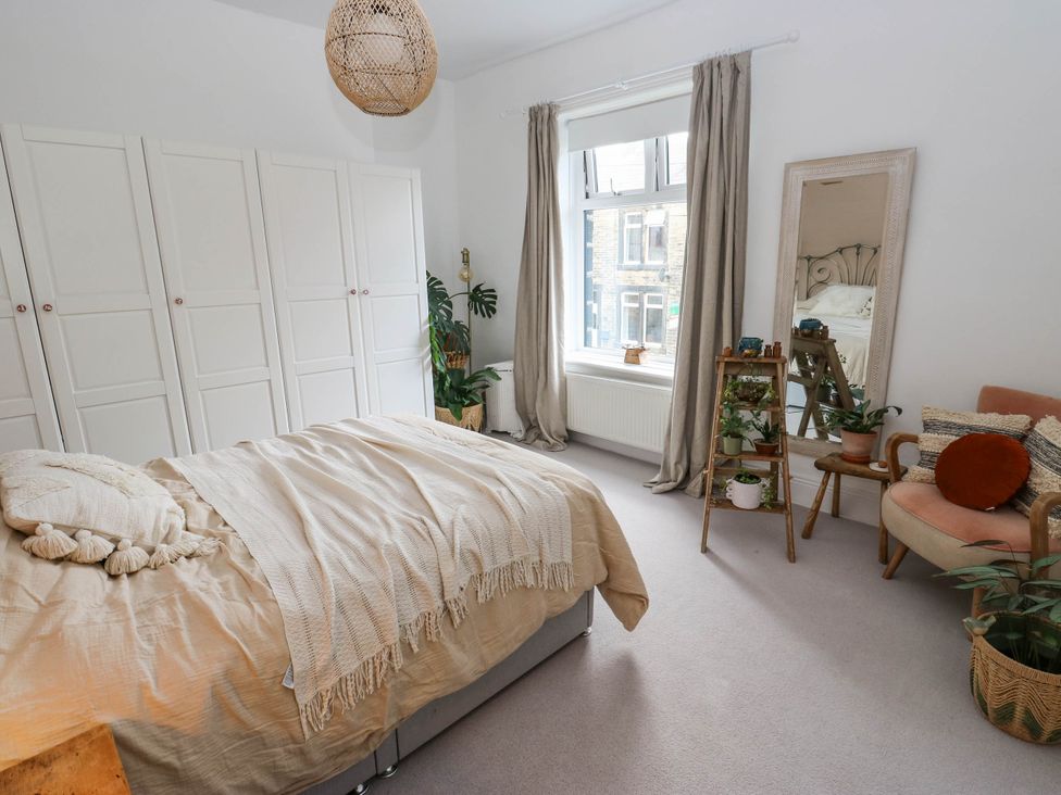 A bedroom with a bed and wardrobe at 10 Park Road 