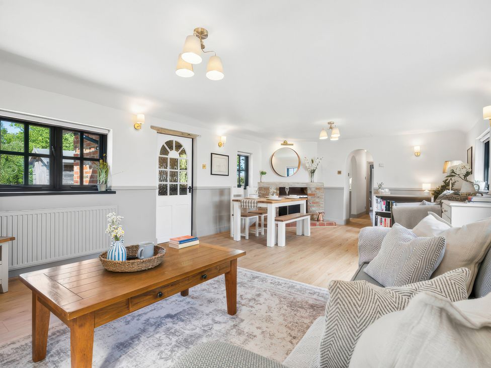 A living room with a table and chairs at 5 Acres Cottage in Rickmansworth