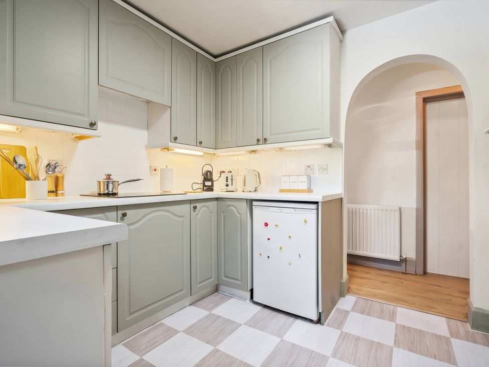 A kitchen with cabinets and appliances at 5 Acres Cottage in Rickmansworth