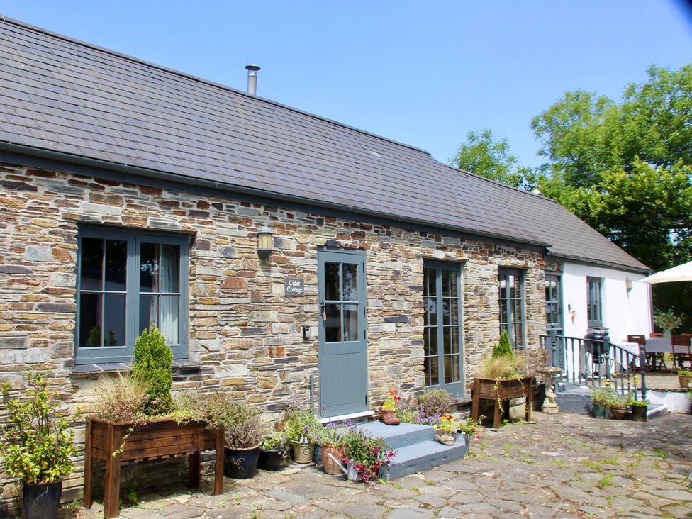An outdoor view of a cottage with a sign at Cider Cottage near Launceston