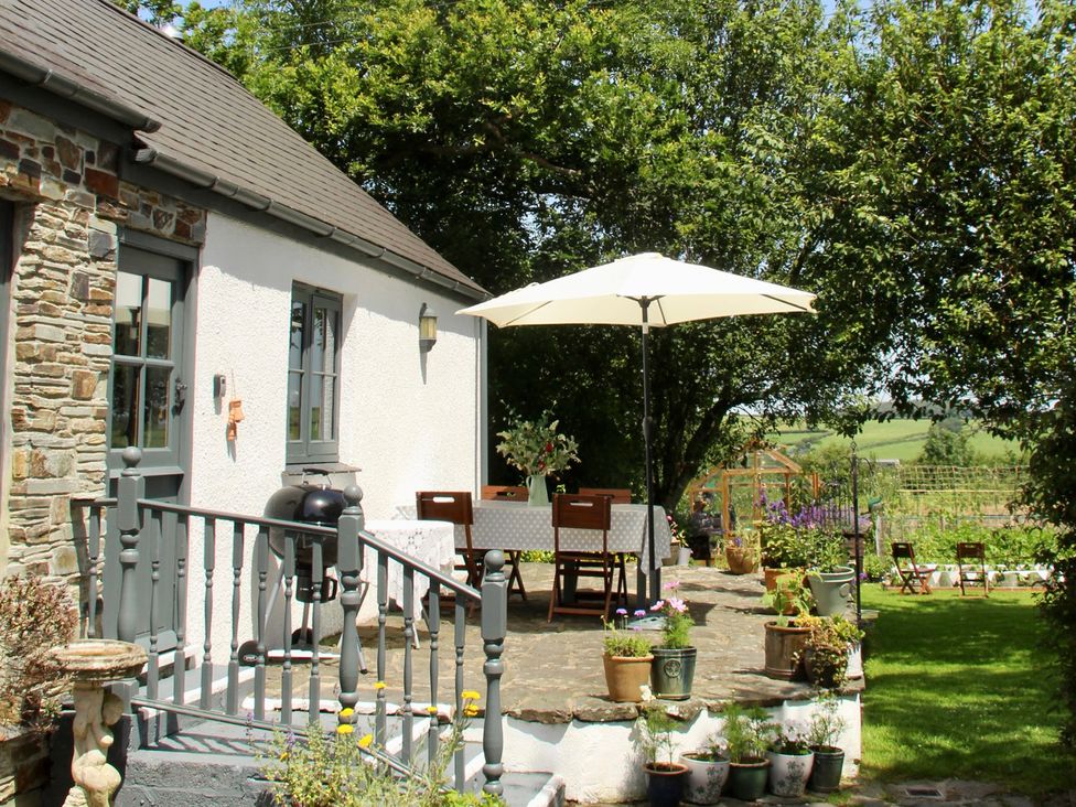 An outdoor area with a table and chairs at Cider Cottage near Launceston